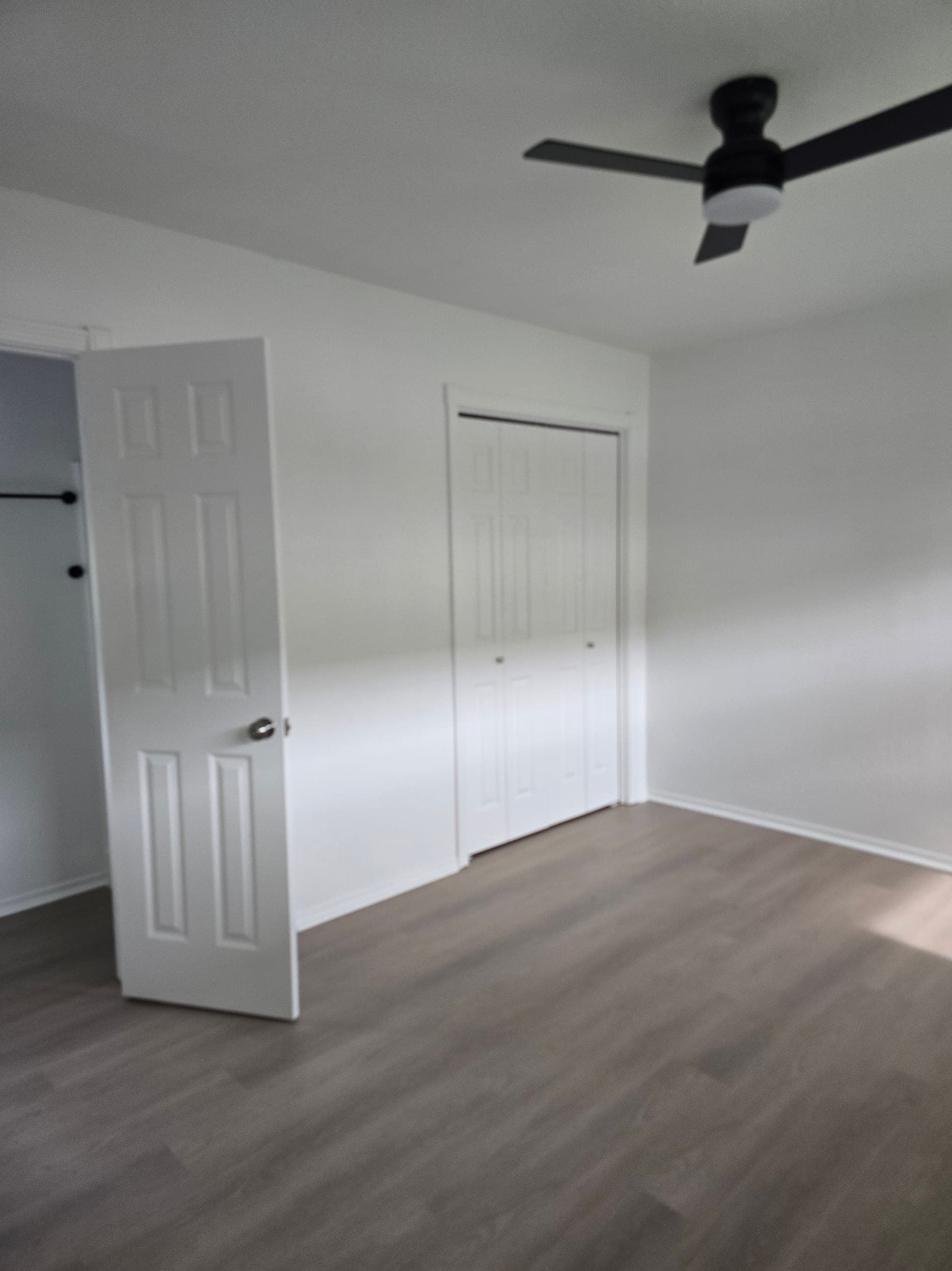 One bedroom apartment bedroom with large closet doors
